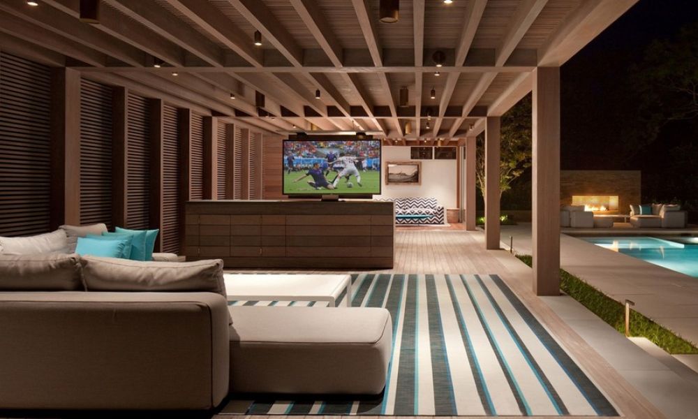 <span class="uk-h4">Luxury bathroom area with standalone tub in the middle of the room and subdued lighting.</span>