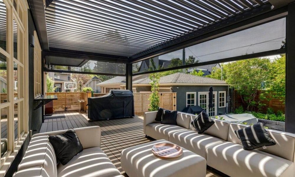 <span class="uk-h4">An outdoor patio featuring outdoor shades from Progressive Screens</span>
