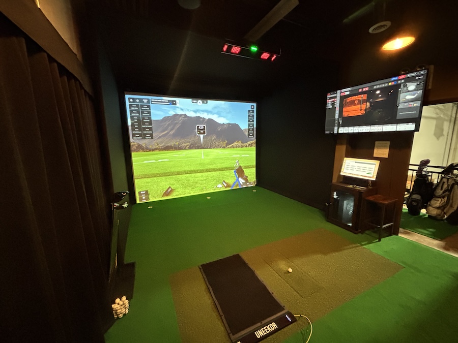 A Unekoor golf simulator installed in a luxury residence by IDS Automations